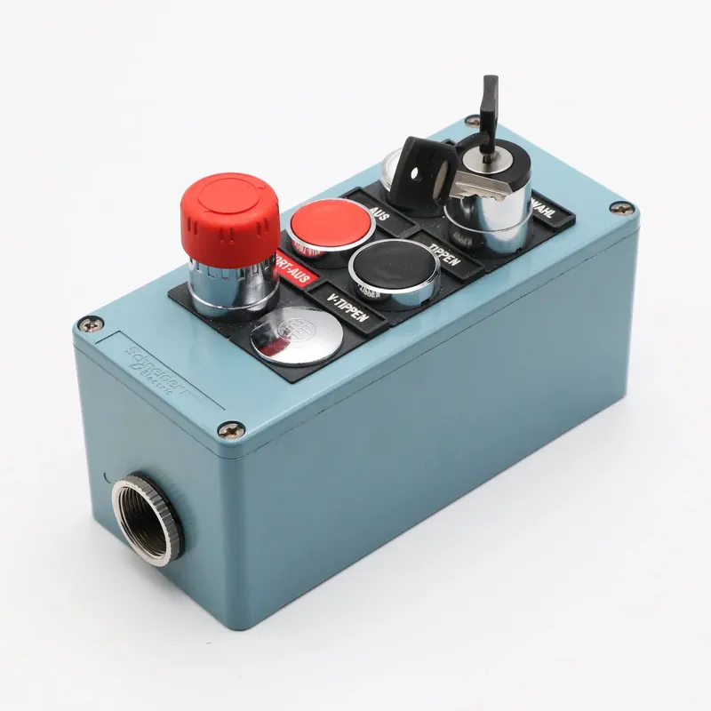 Schneider Electric Odlewana obudowa natynkowa z wyłącznikiem awaryjnym 2x przyciski 1x podświetlany przycisk 1x przełącznik kluczykowy 5x ZBE-102 + 1x ZBV-B1 + 4x ZBE-101 Szybka dostawa